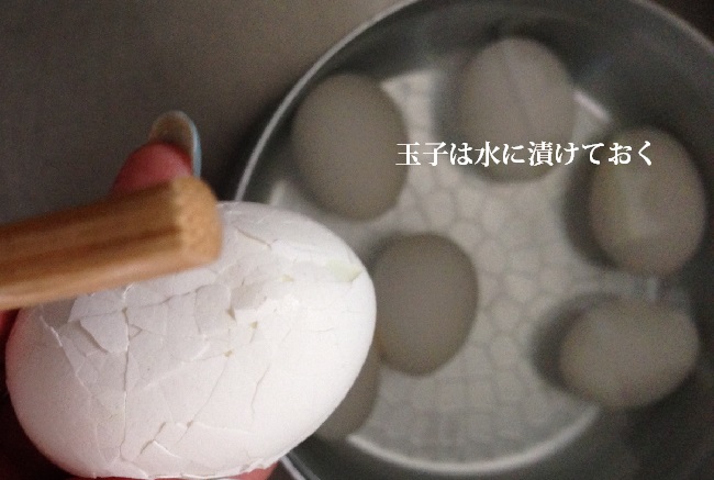 菜箸で殻にひび割れを入れるー瓢亭玉子３